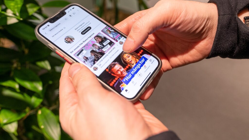 Youtube i Sverige. Närbild av mobiltelefon med Youtube igång.